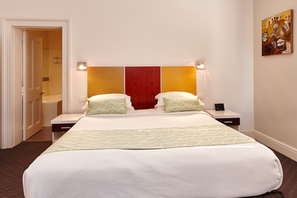 Spa, Queen Bed, City View