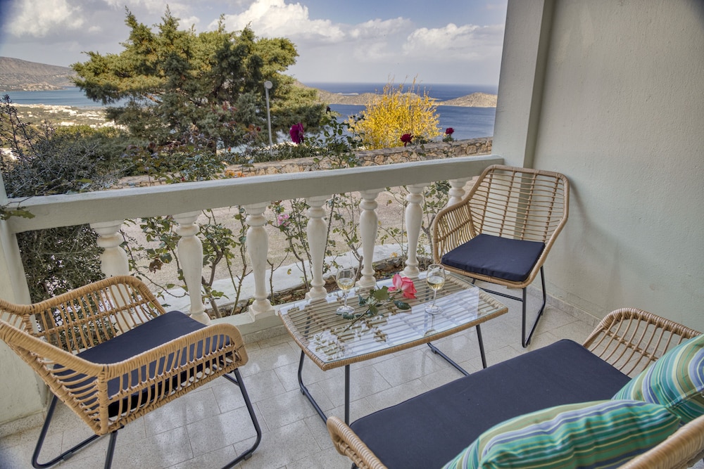 Adrakos Apartments 3/78