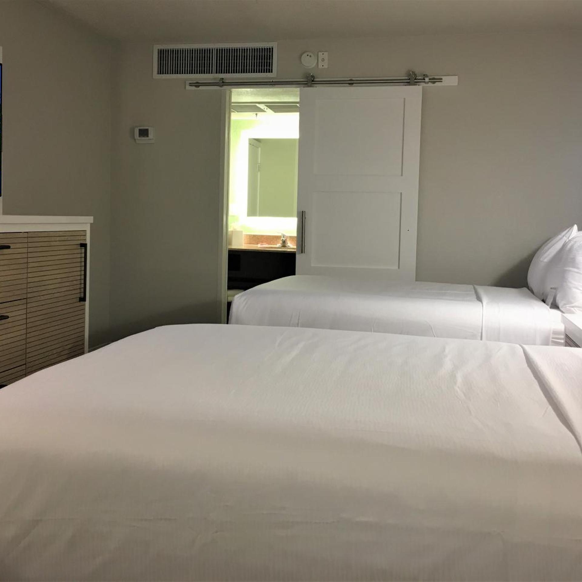 غرفة قياسية بسريرين مزدوجين بإطلالة على البحيرة، Wyndham Garden Lake Buena Vista Disney Springs Resort 4/8