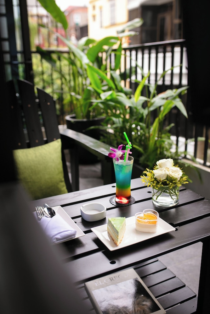 Le Premier Hotel & Rooftop Bar 33/50