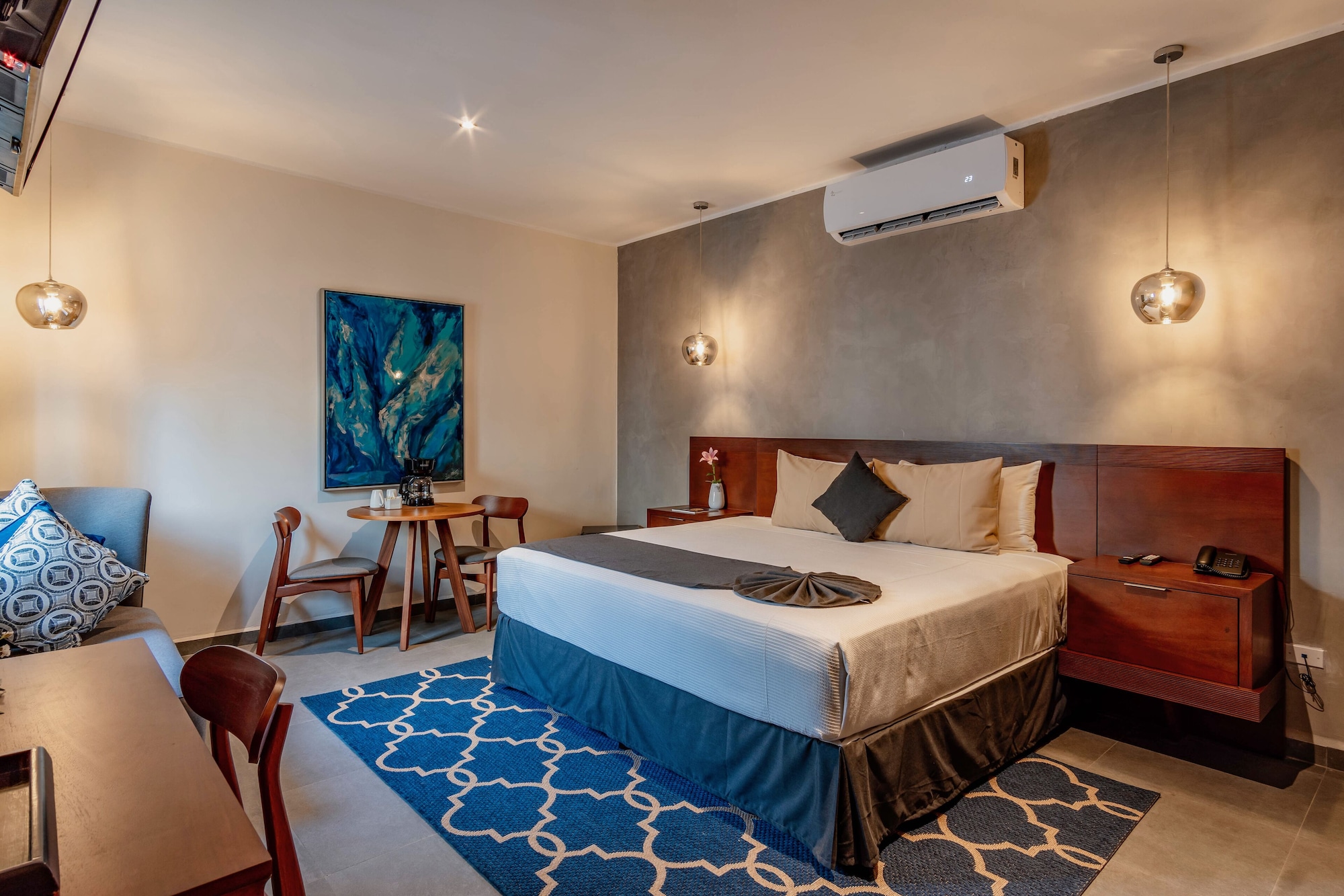 DELUXE, STUDIO, SUITE