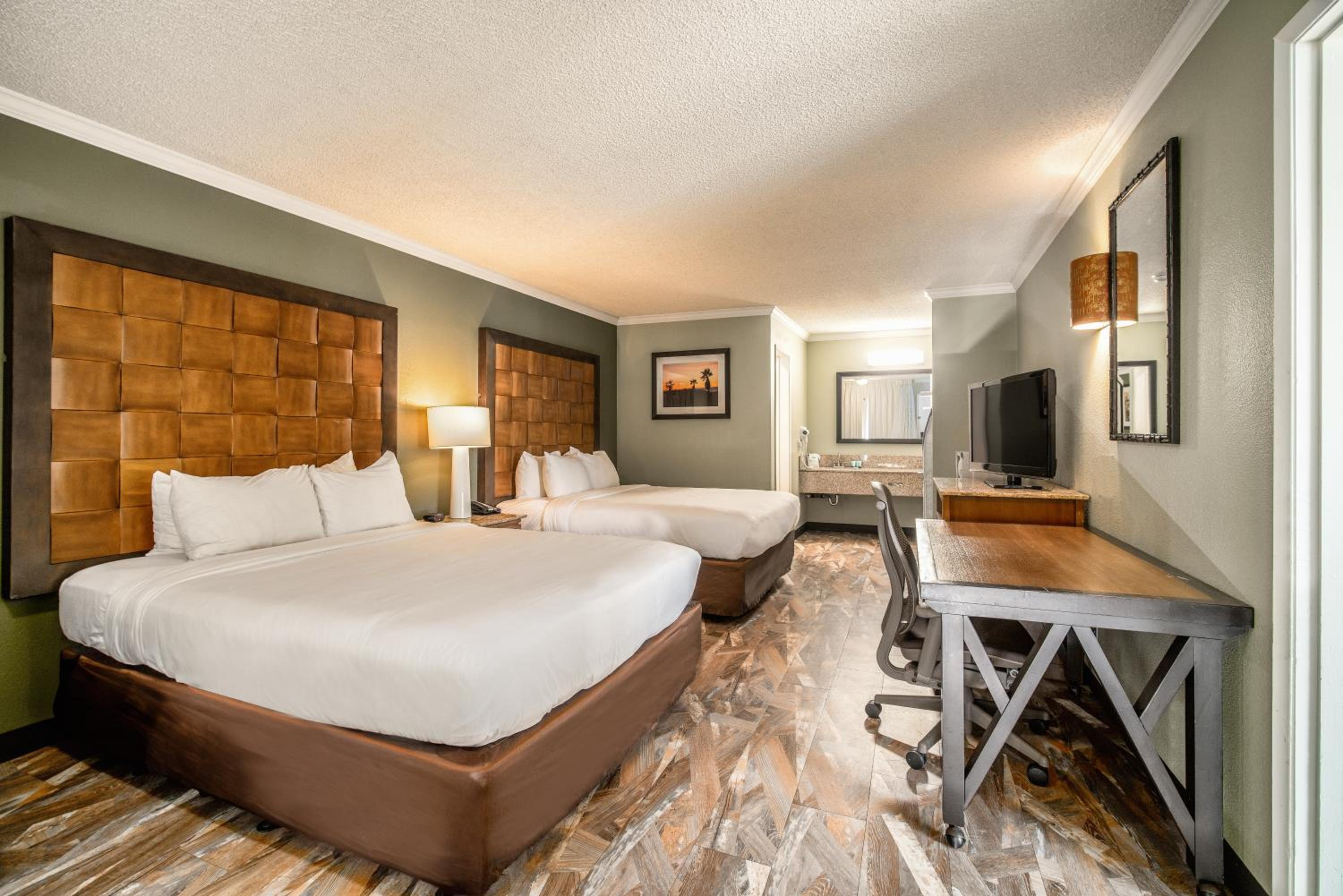 Suite, 2 Queen Beds, Sofa