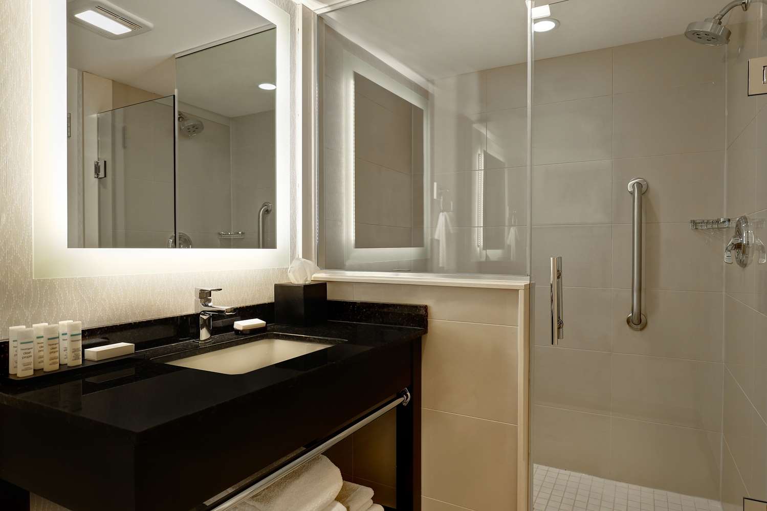 Suite, 3 Queen Beds, Queen Bed, Canadian Us Falls View، Embassy Suites By Hilton Niagara Falls Fallsview 2/2