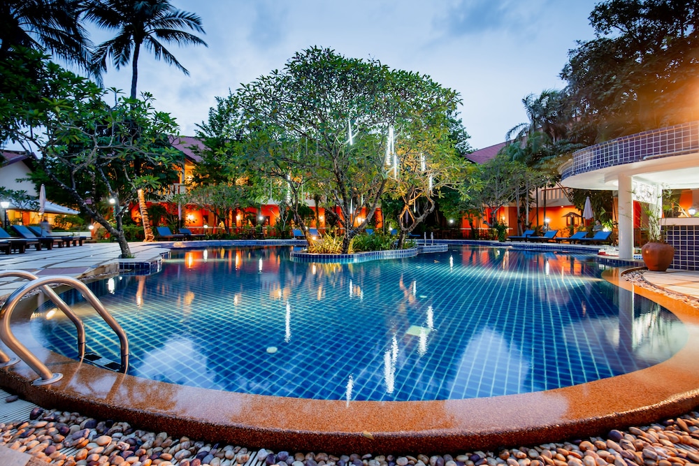 Phuket Leelavadee Hua Ting Resort 25/50