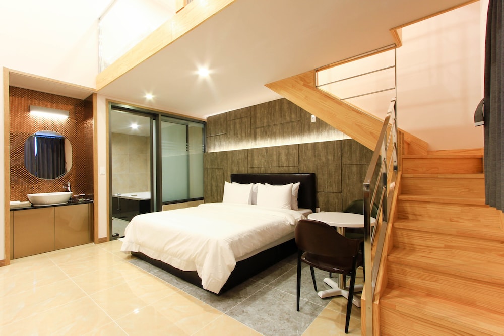 The King Hotel 23/50