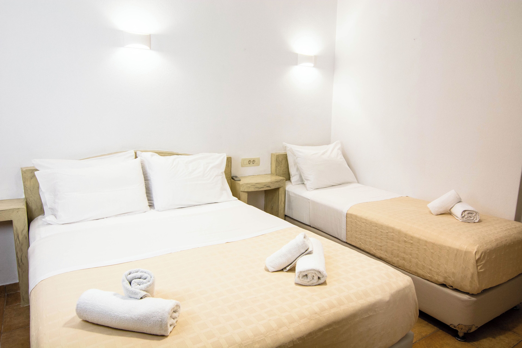 ROOM, QUADRUPLE