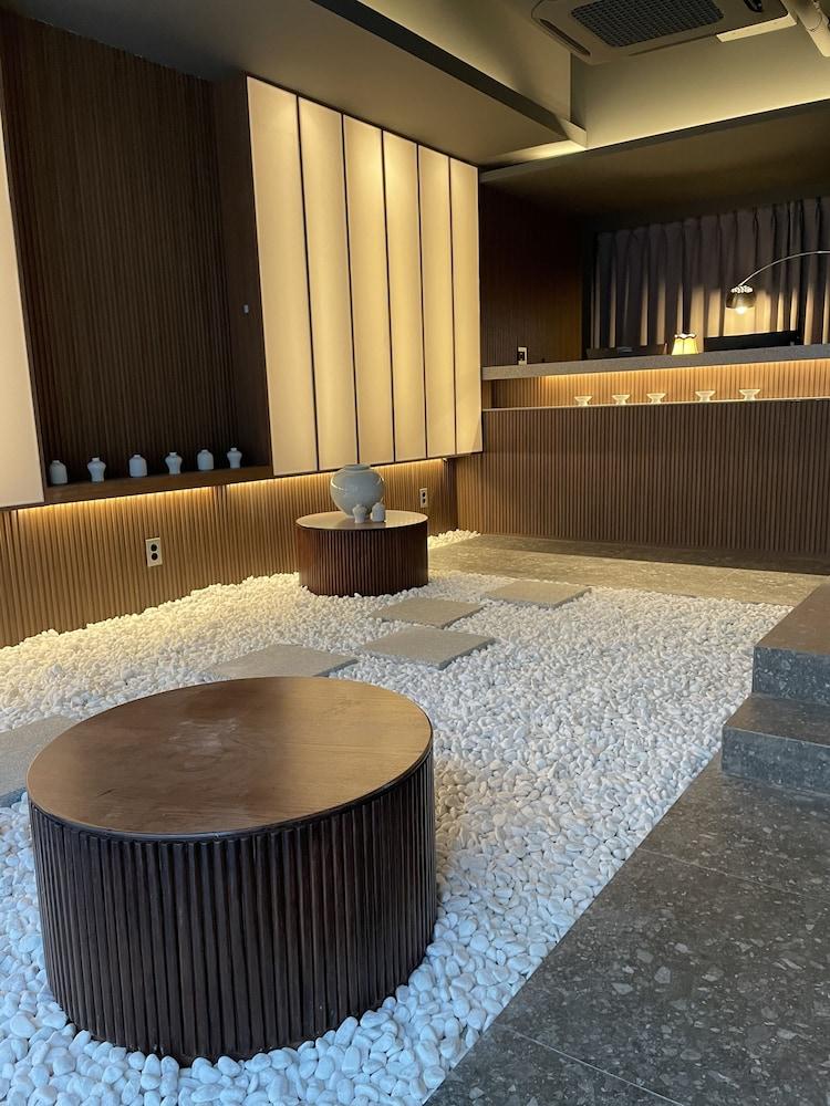 UH Suite The Myeongdong 26/52
