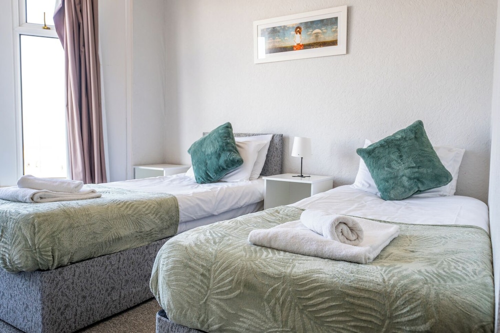 Room, Twin Beds, Rear View