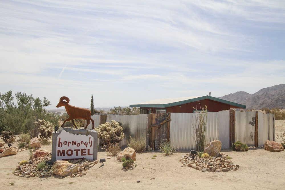 Harmony Motel 7/50