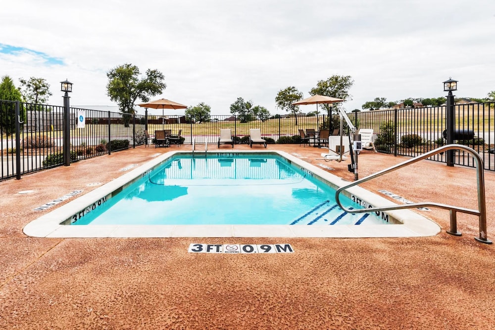 Days Inn & Suites by Wyndham Mineral Wells 24/37