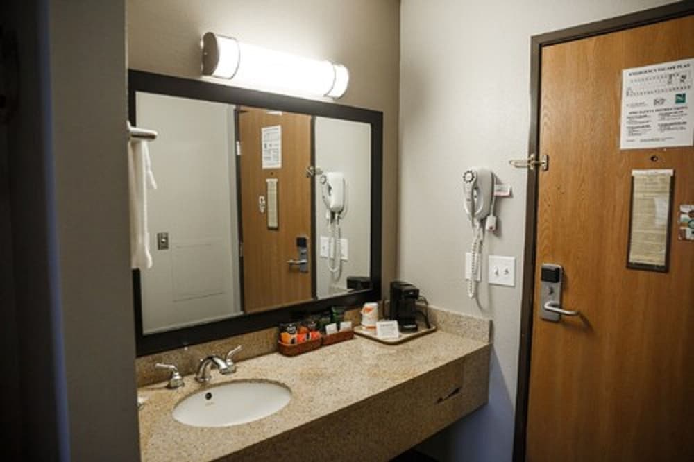 Quality Inn Burlington Near Hwy 34 10/27