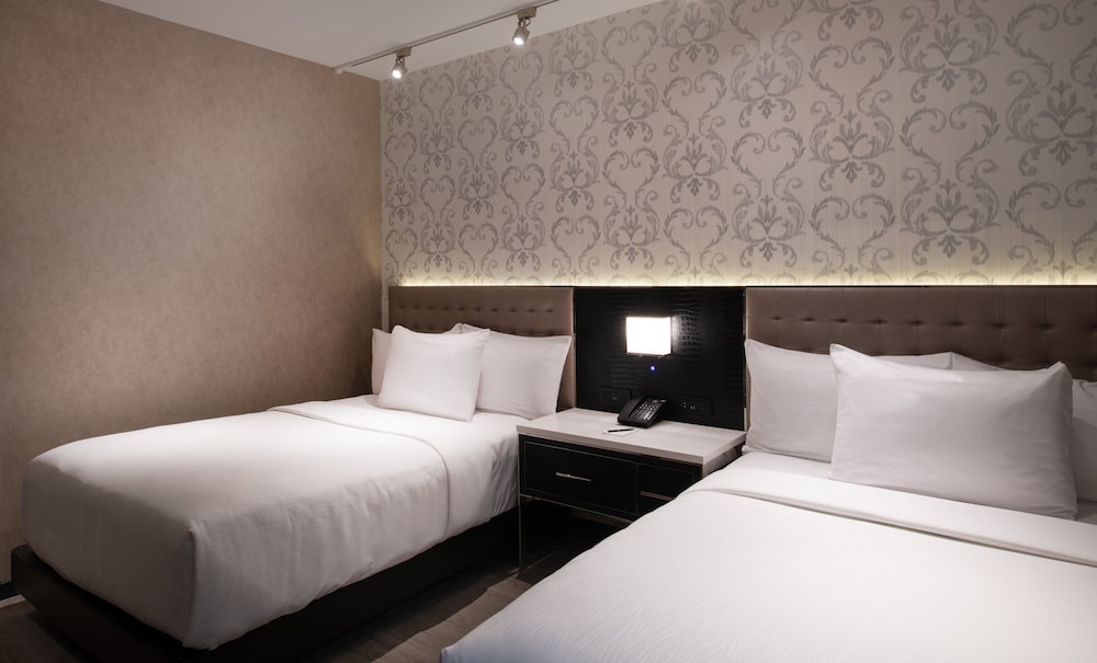 STANDARD, 2 DOUBLE BEDS