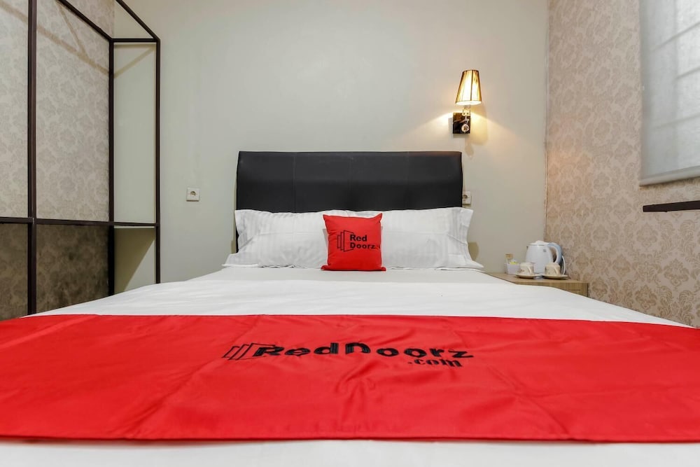 Reddoorz Plus Near Lippo Cikarang Mall 9/21