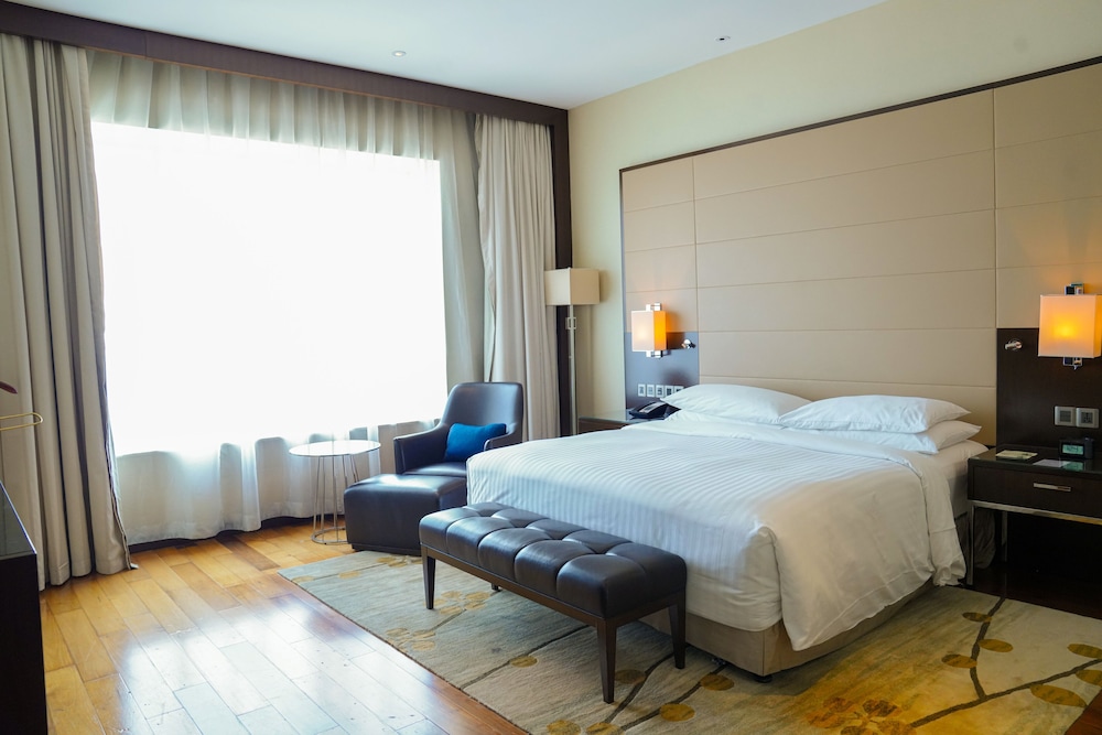 DELUXE, KING BED