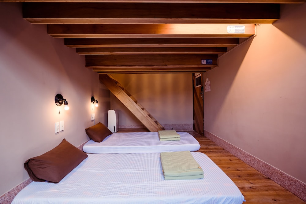 Local Backpacker Hostel 13/50