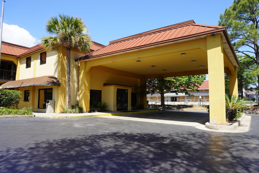 Fairview Inn Suites 6/49