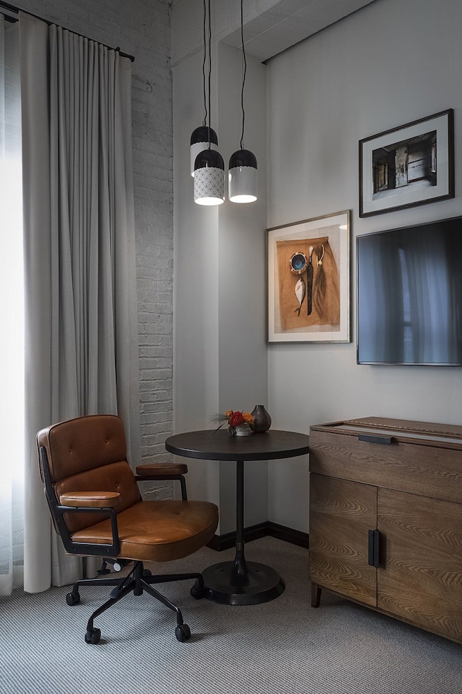 Crossroads Hotel 50/53