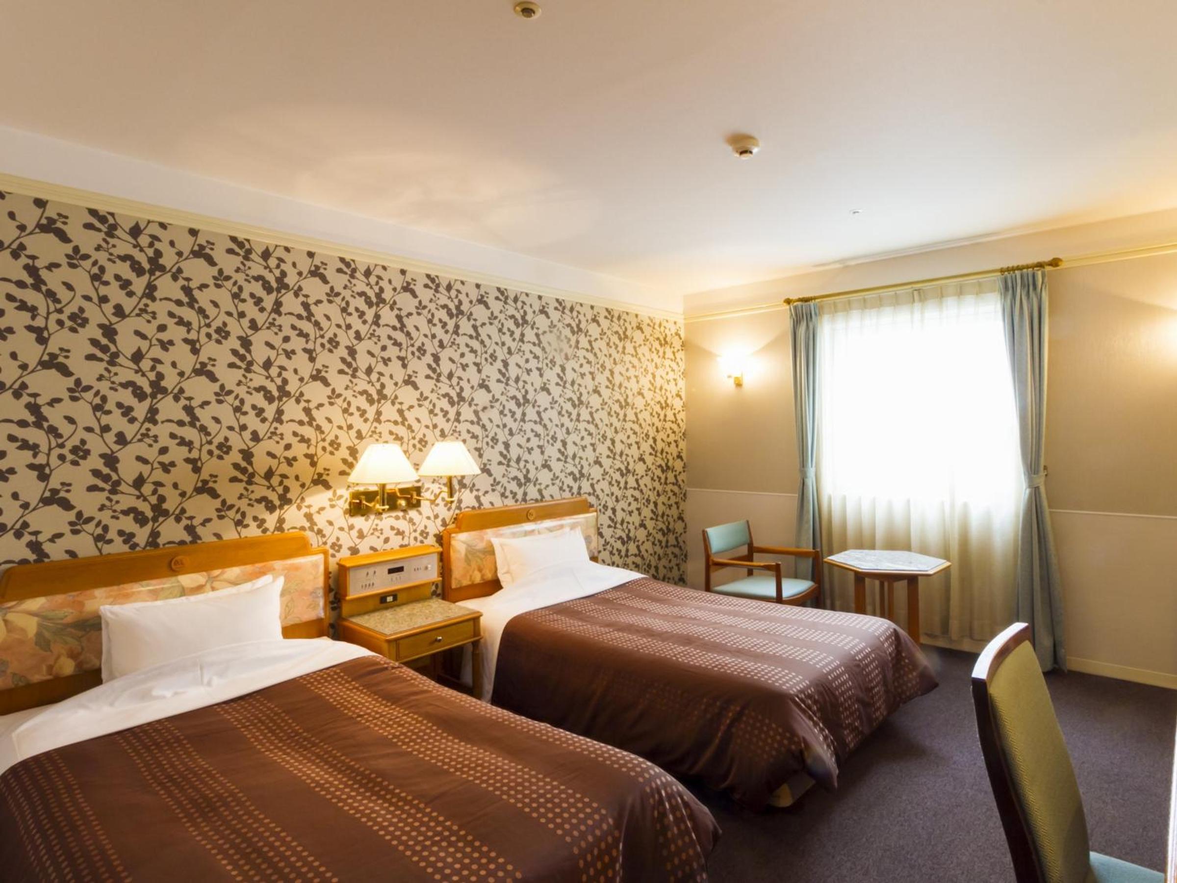 HOTEL MERIEGES 8/17