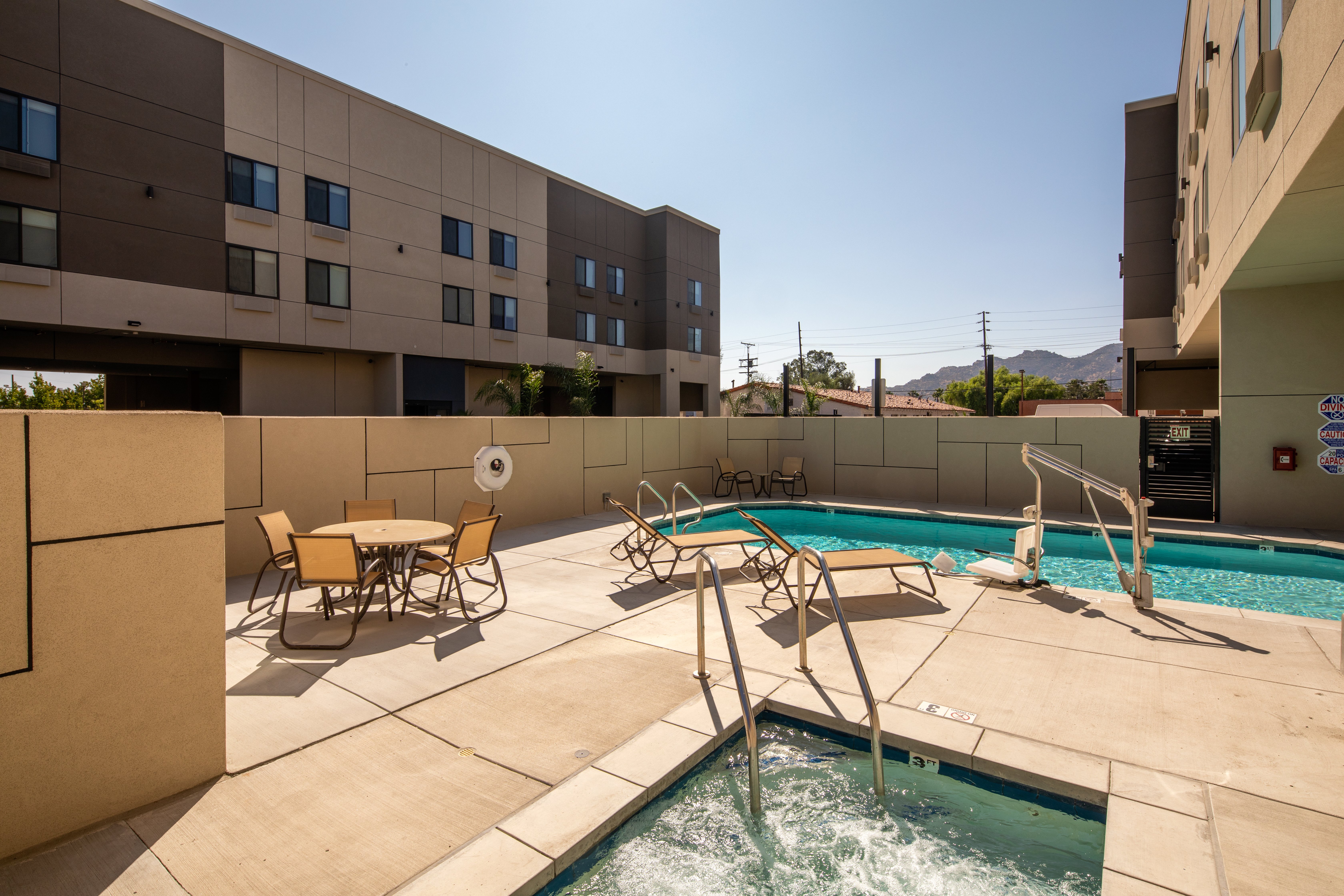 Holiday Inn Express and Suites Chatsworth 56/57