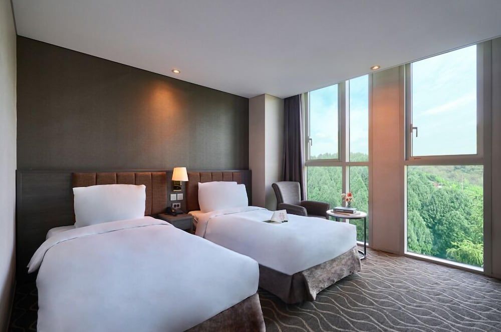 Square, Twin Beds