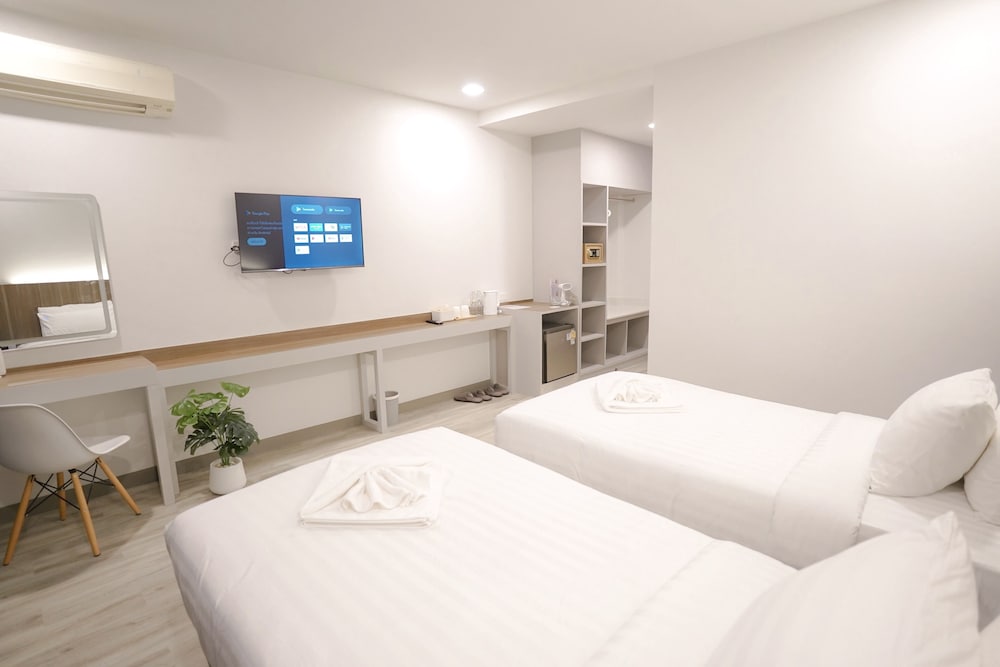 DELUXE, TWIN BEDS, GARDEN VIEW
