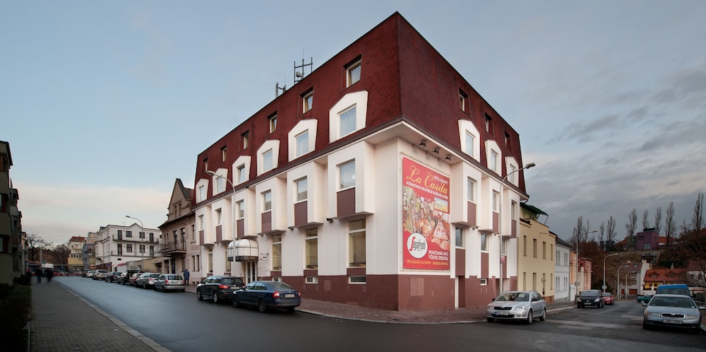 Henrietta Hotel 38/41