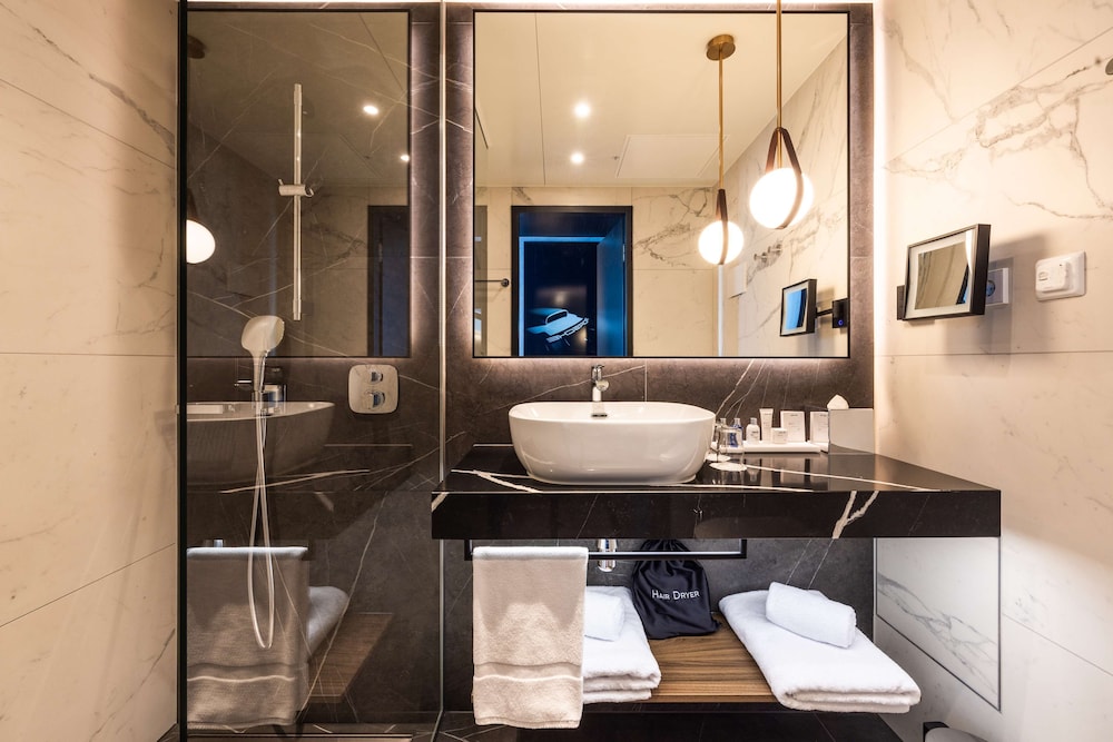 Radisson Blu Hotel at Porsche Design Tower Stuttgart 50/50