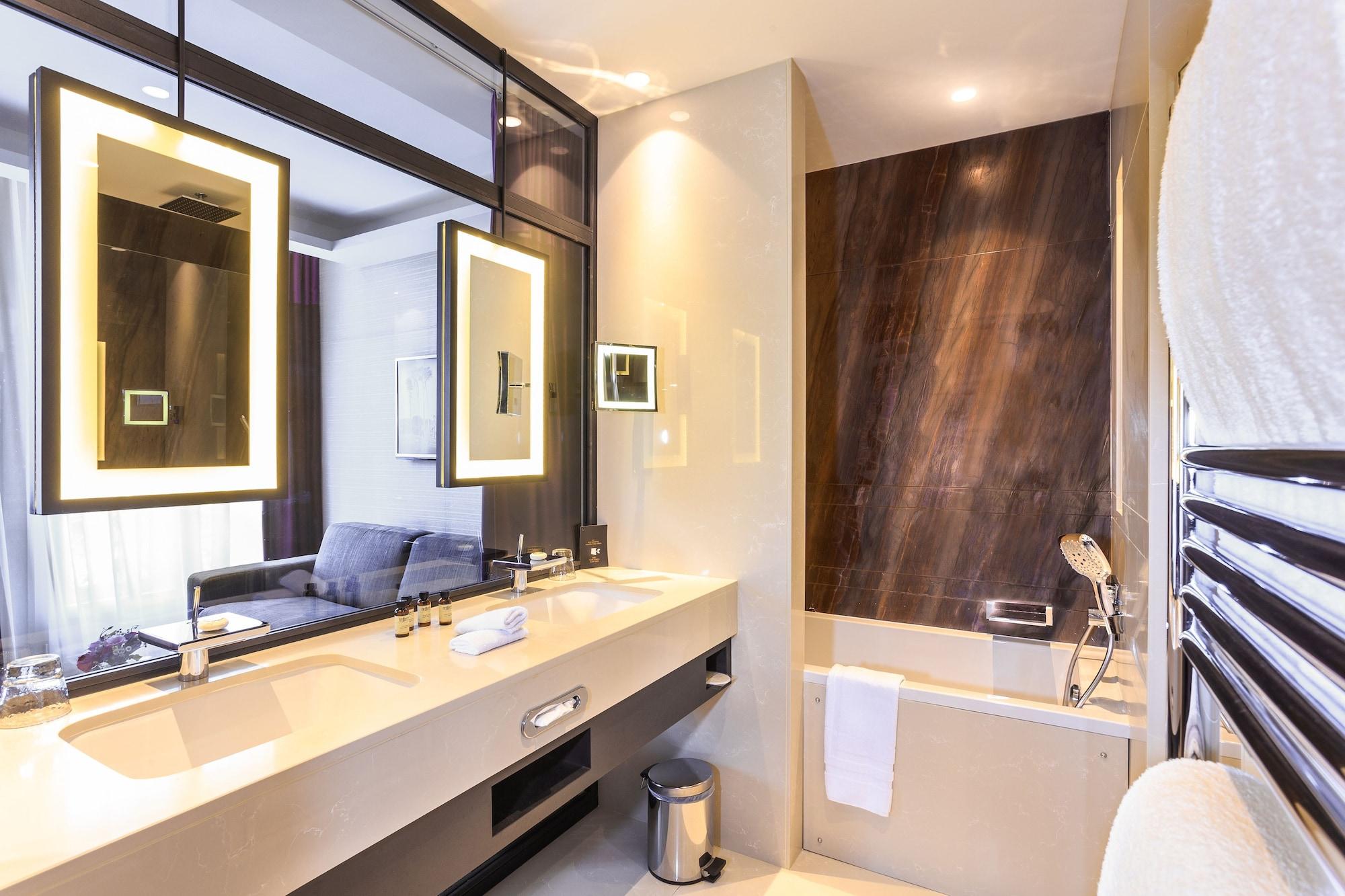 Deluxe, King Bed, District Square View