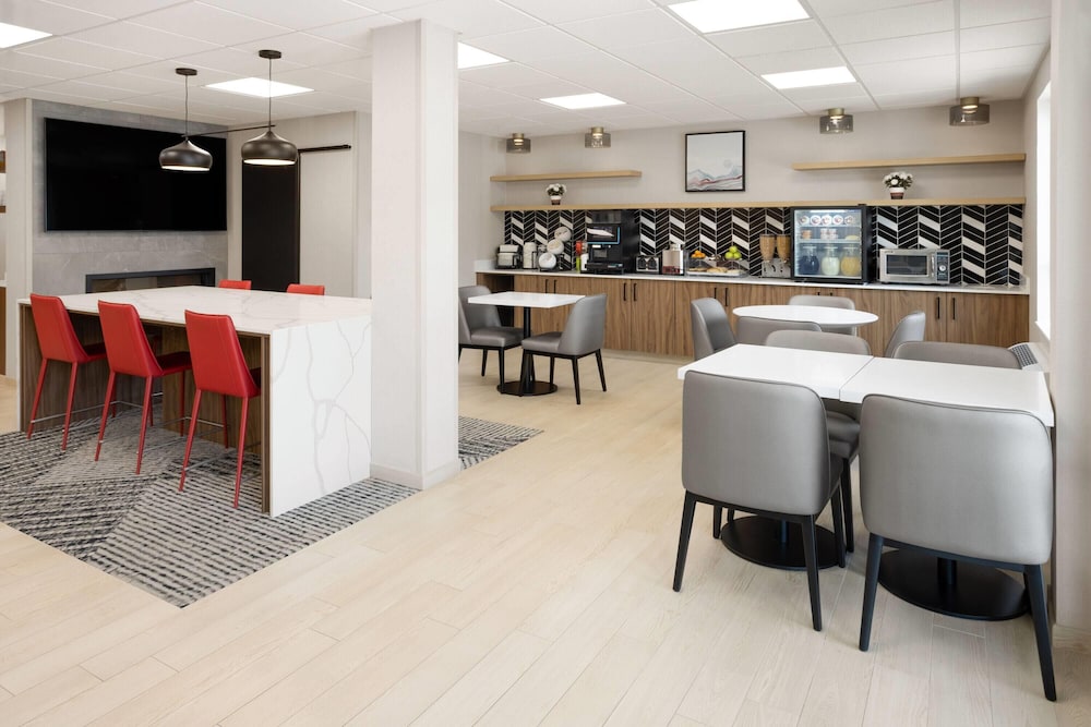 Hawthorn Extended Stay by Wyndham Alpine 40/49