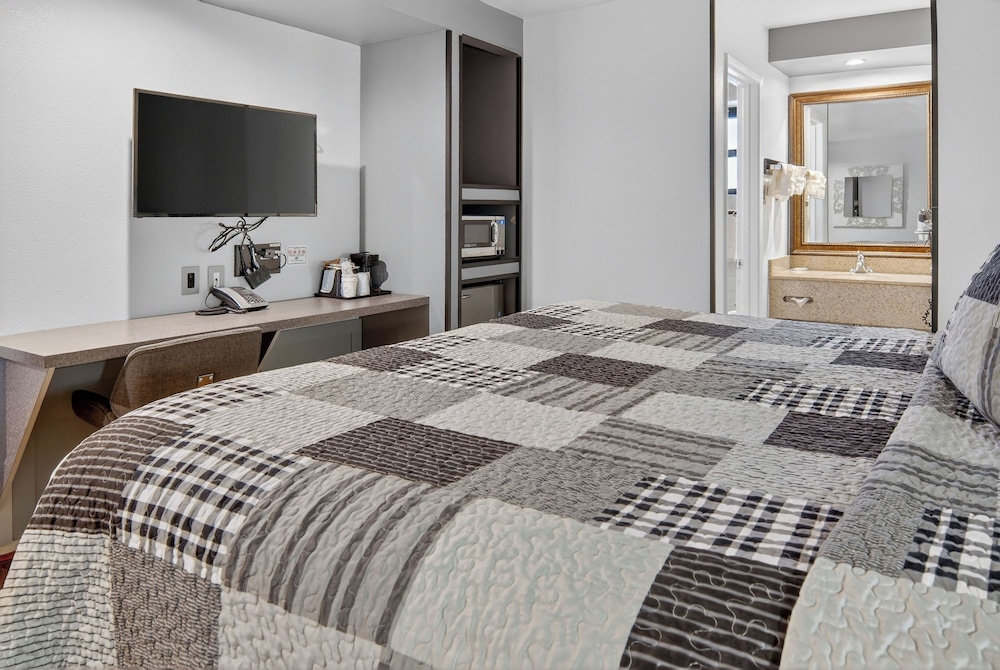 12 Oaks Hotel 44/50