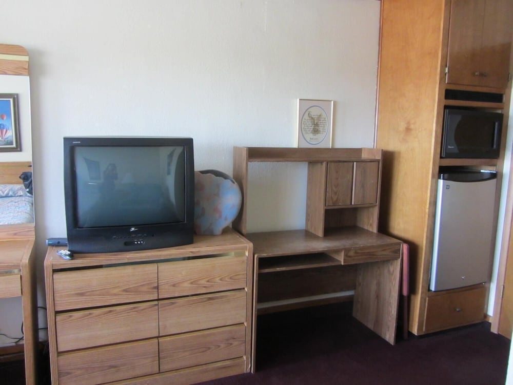 Warrick Plaza Inn 24/32