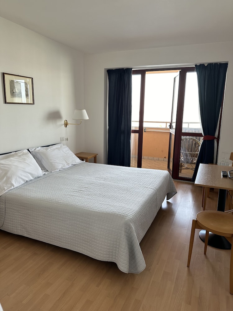 2 Bedrooms, Family Suite, 1 Double and 4 Single Beds