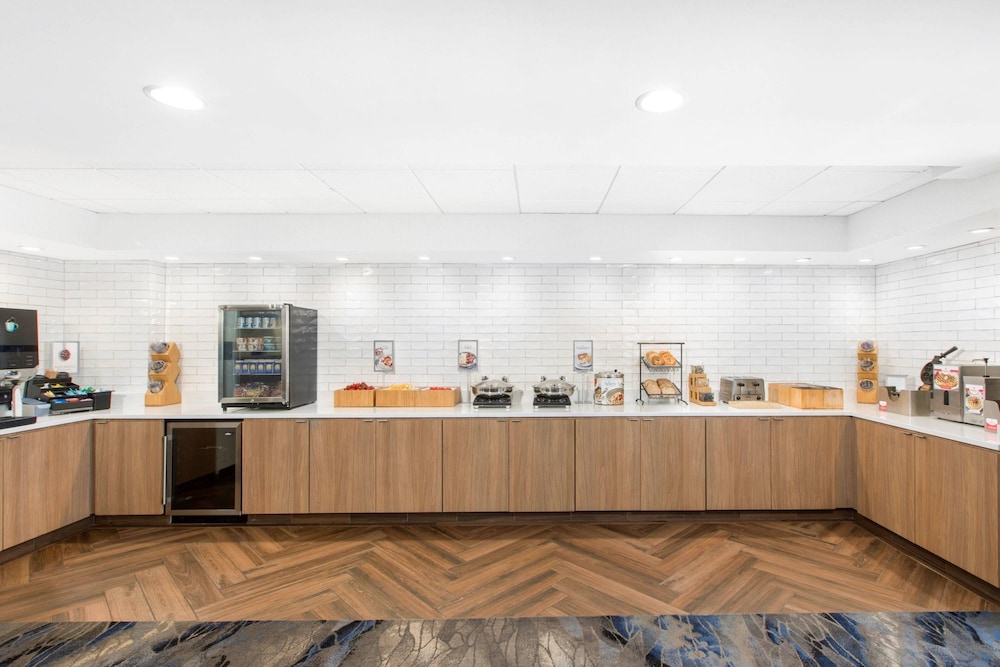 Fairfield Inn Evansville East 8/40