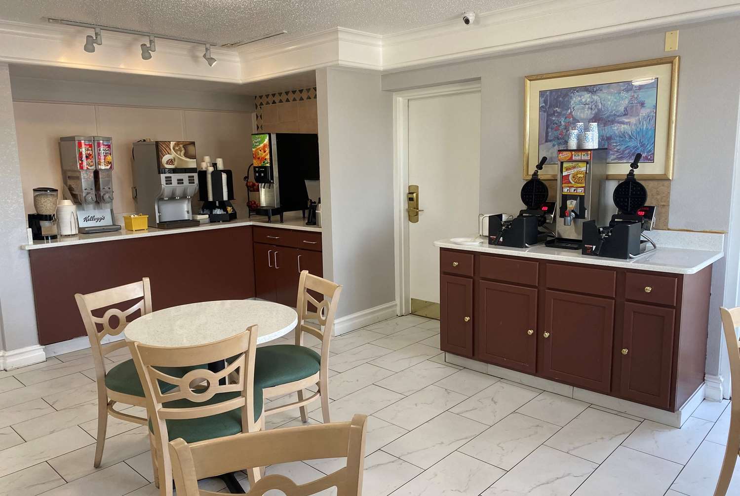 Days Inn & Suites by Wyndham Arlington Heights 22/36