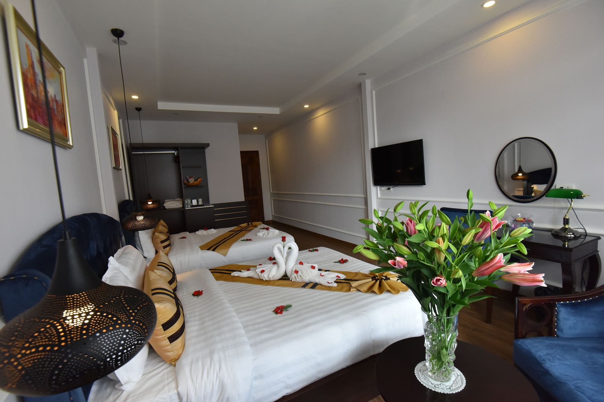 Family Suite, 1 Single and 2 Queen Beds, City View, Balcony، S Central Hotel 3/4