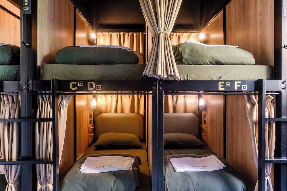 MIXED DORM, 8 BEDS, SHARED BATHROOM