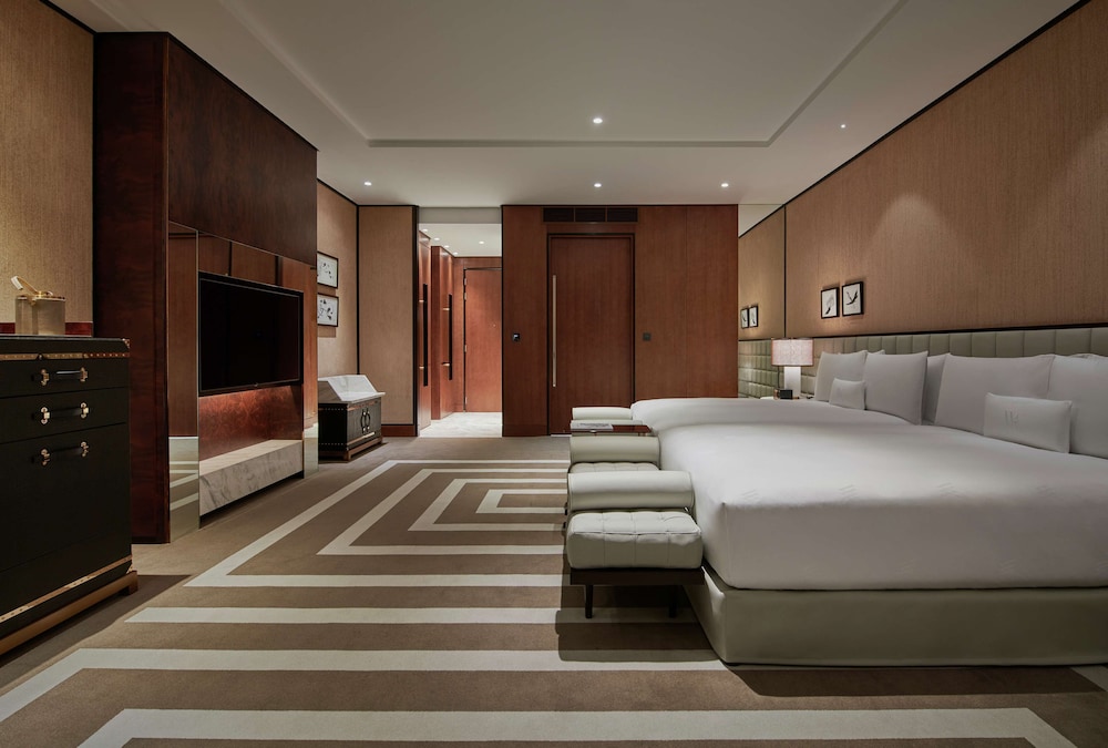 PREMIER, 2 QUEEN BEDS, SKYLINE VIEW