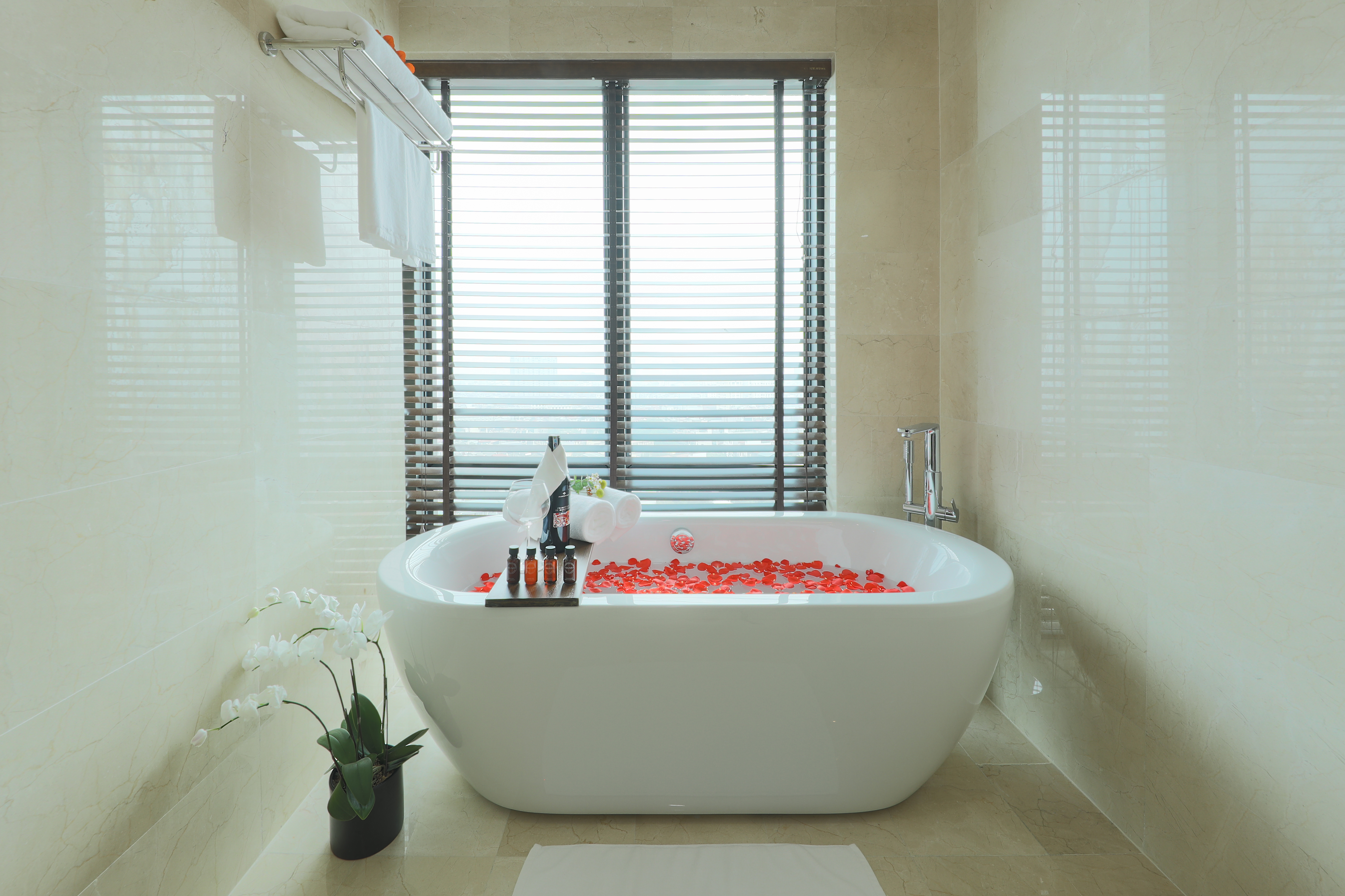 Grand, Suite, Grand Vista Hanoi 2/2