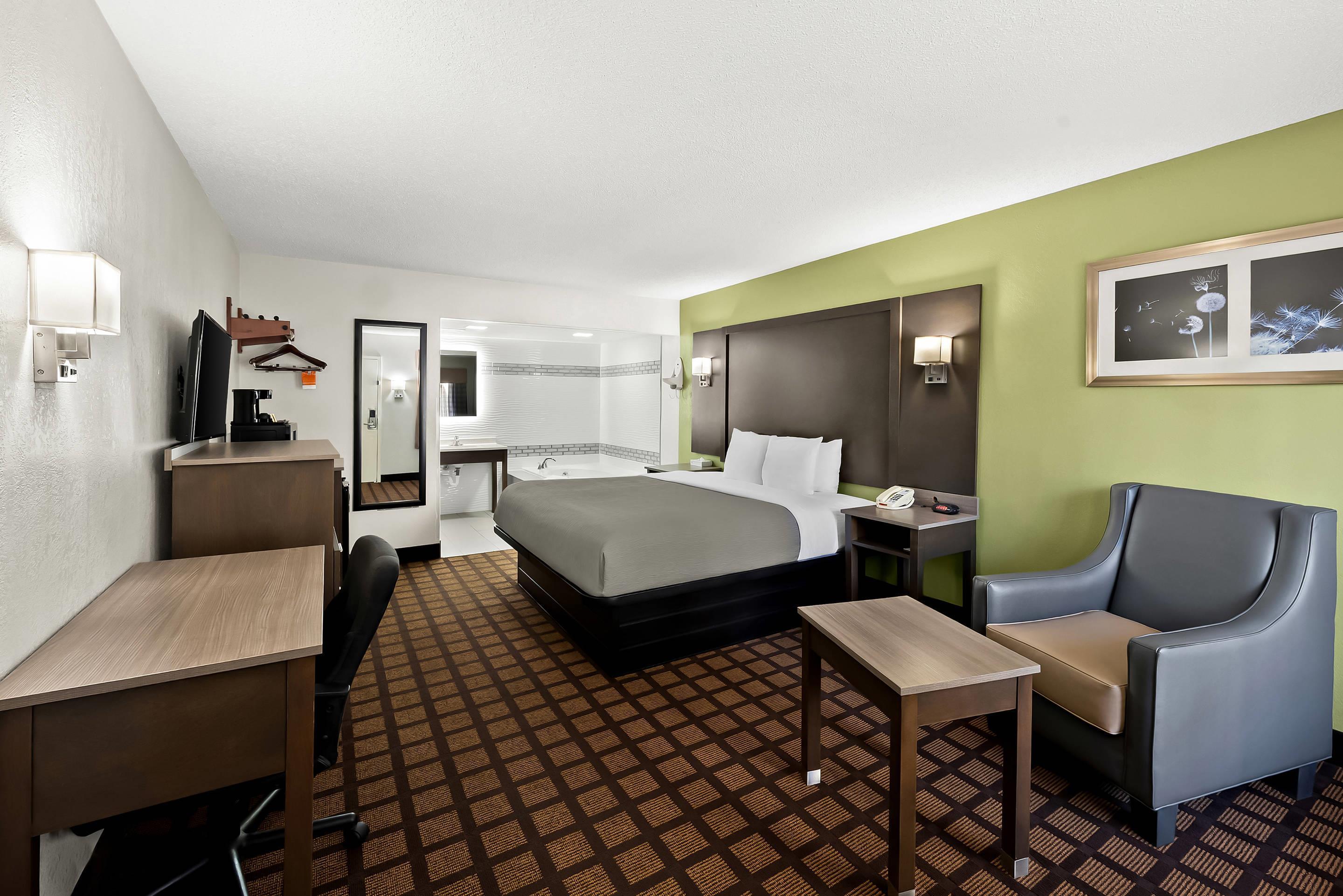 غرفة بسرير كينج، Quality Inn Raeford, NC 3/5