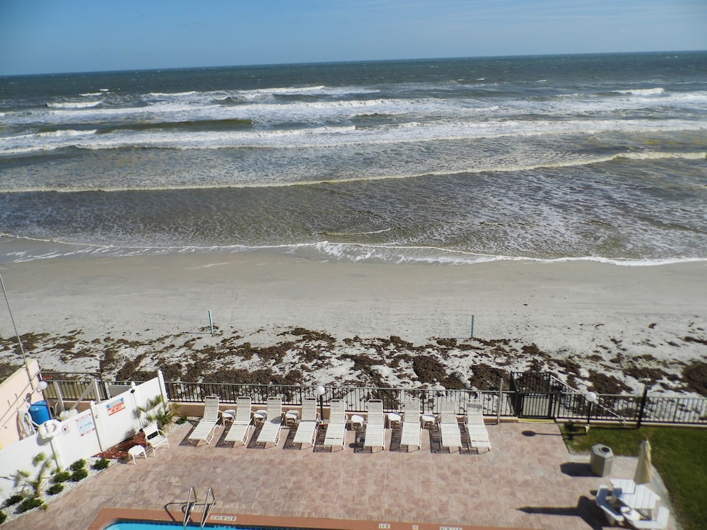 Beachside Hotel 58/60