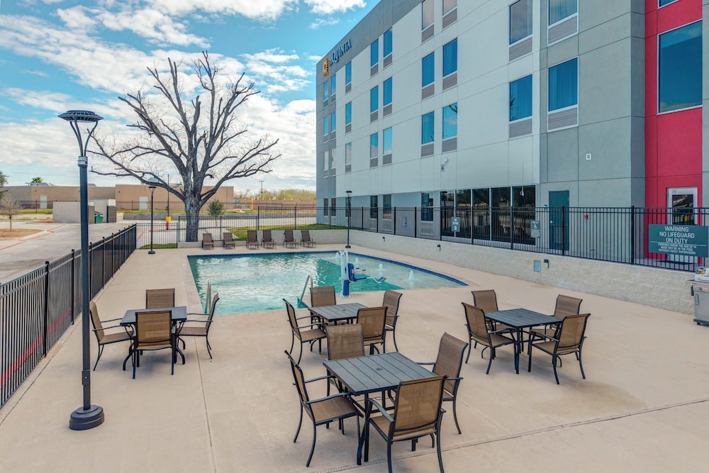 Hawthorn Extended Stay by Wyndham Eagle Pass 22/27