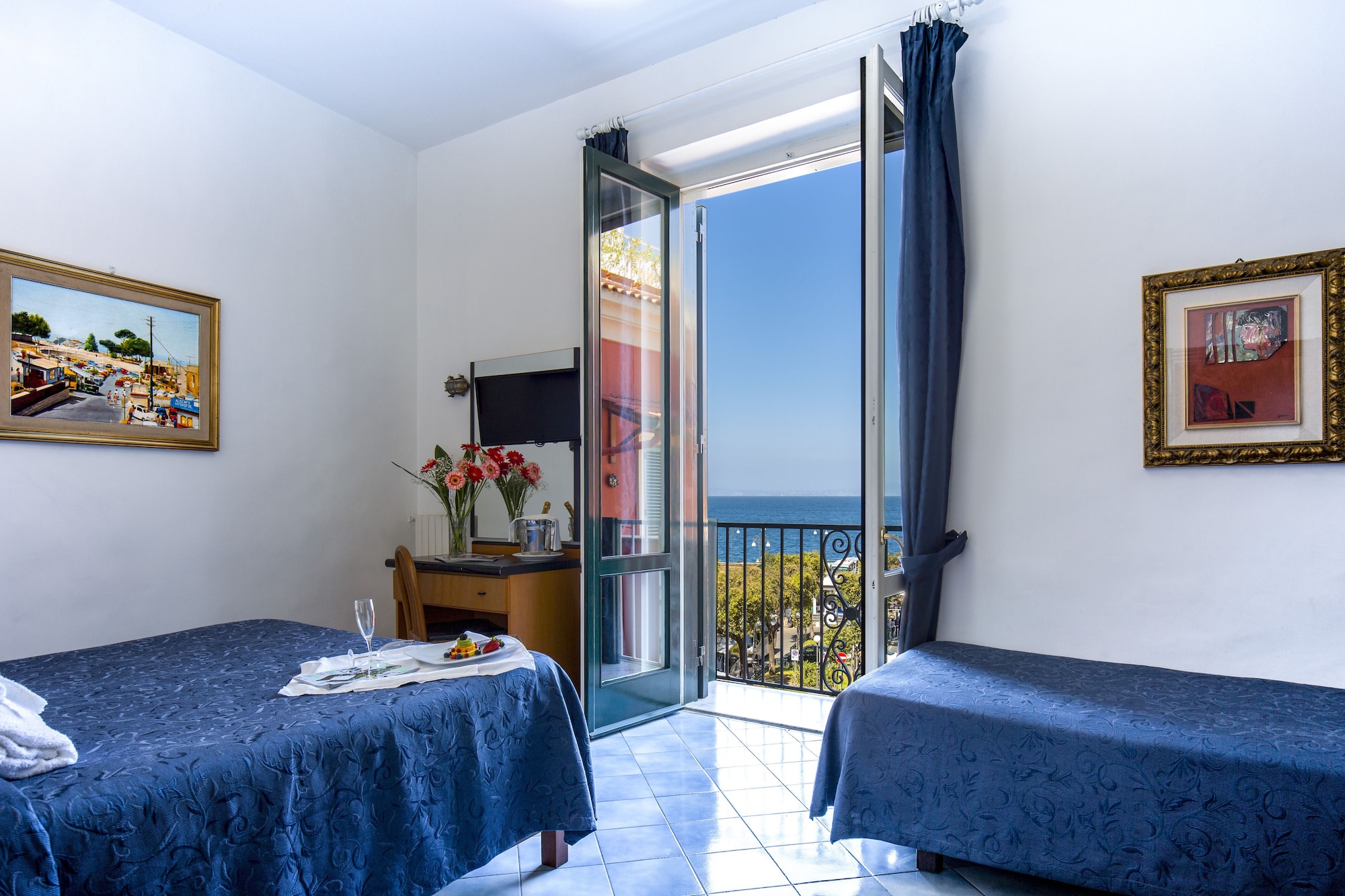 ROOM, TRIPLE, SEA VIEW