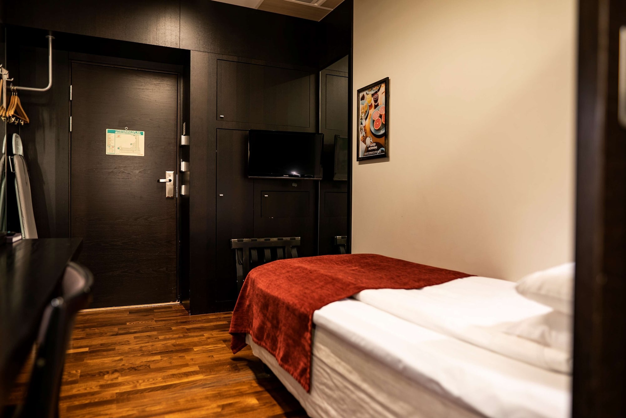 ROOM, SINGLE, NO WINDOW