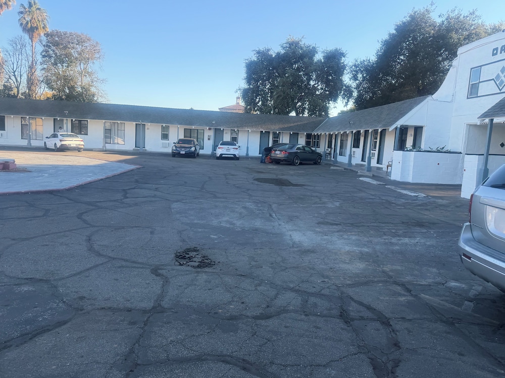 The Oaks Motel 5/10
