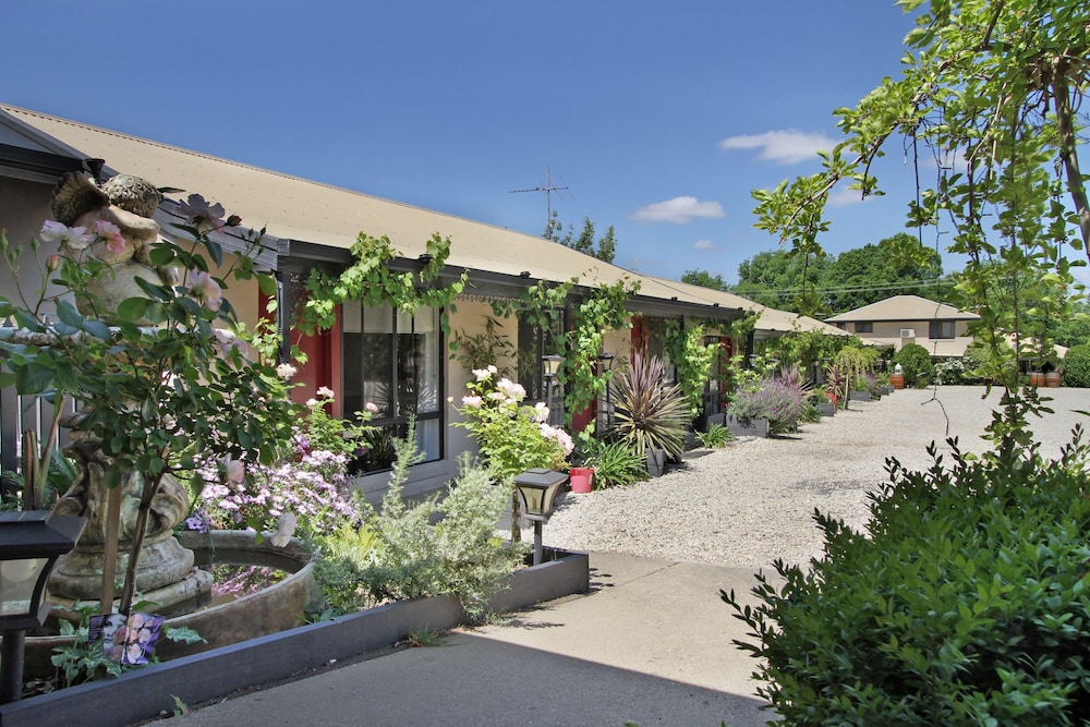 BEECHWORTH ON BRIDGE 55/57