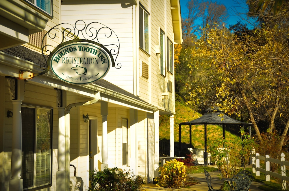 Hounds Tooth Inn 9/50