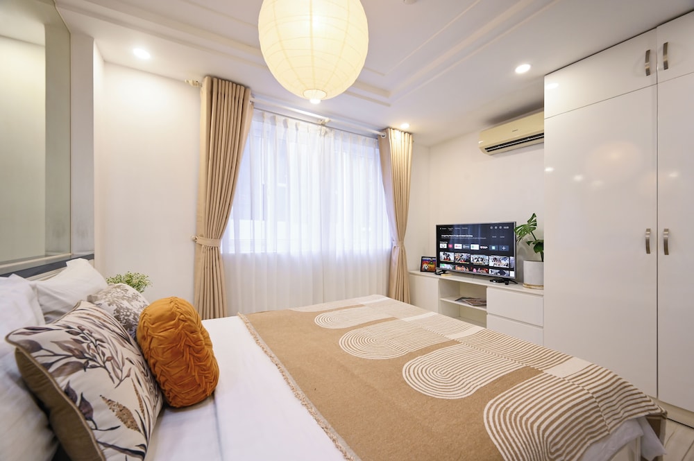 STUDIO, QUEEN BED