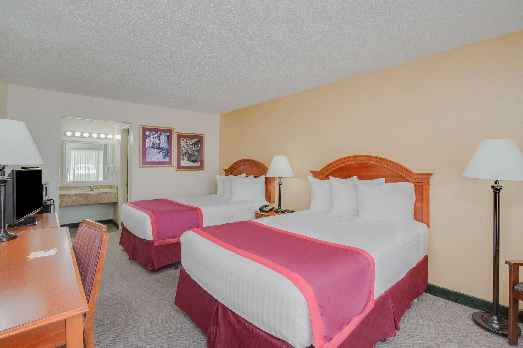 غرفة بسريرين مزدوجين، Days Inn by Wyndham Asheville West 2/8