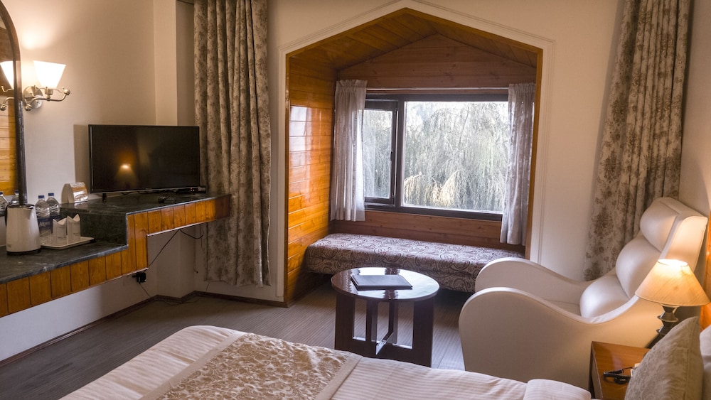 Whistling Pines Resort 34/50