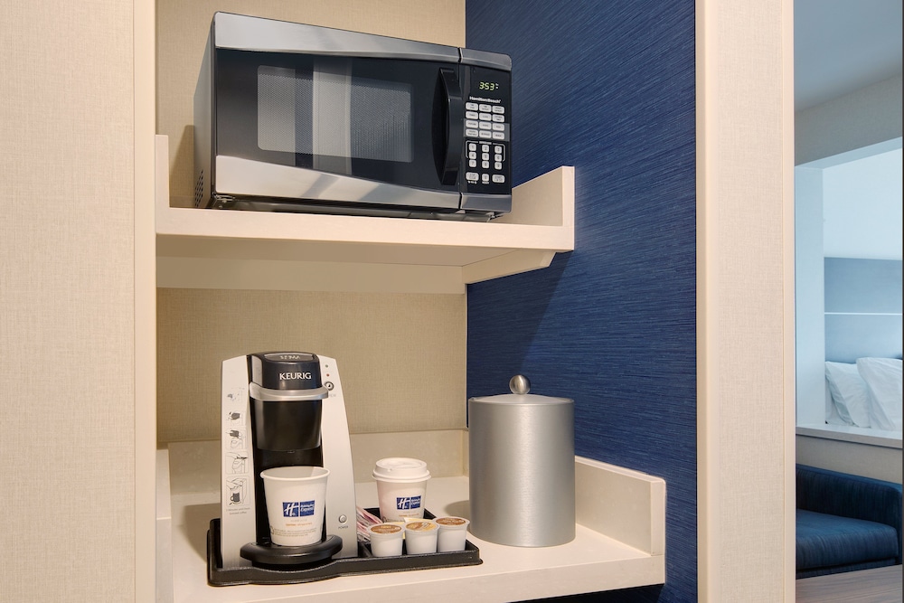 Holiday Inn Express Hotel And Suites Bradley Airport 31/74